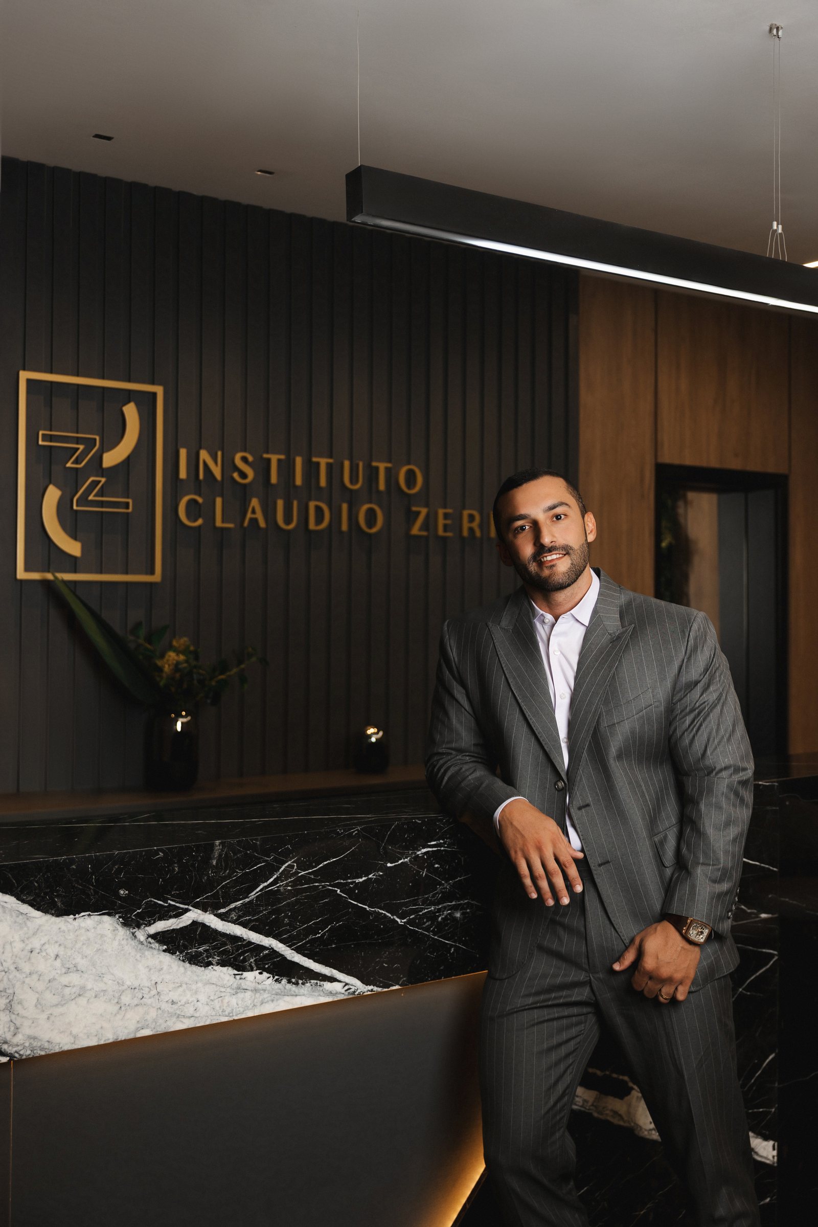 Bancada de mármore e parede assinada com o logotipo do Instituto Claudio Zeri.